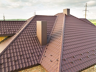 hausdach-bedeckt-mit-braun